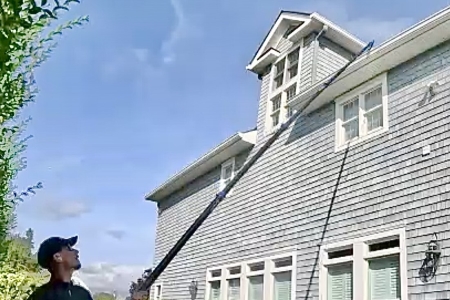 Gutter cleaning brightening